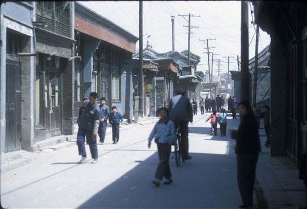 老照片:摄影师镜头下1972年的北京，街头巷尾的生活百态