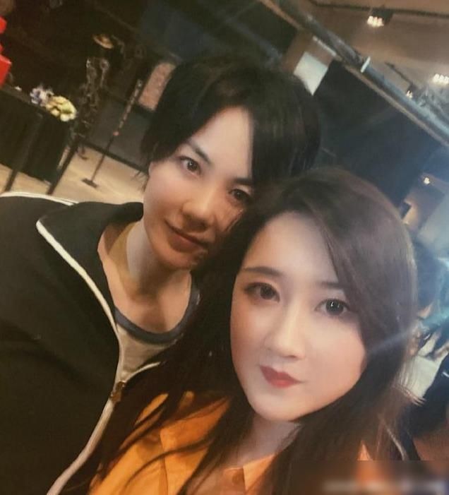  [王菲]有意思！网红晒明星合照王菲李嫣在列，窦靖童坐在周迅李亚鹏中间