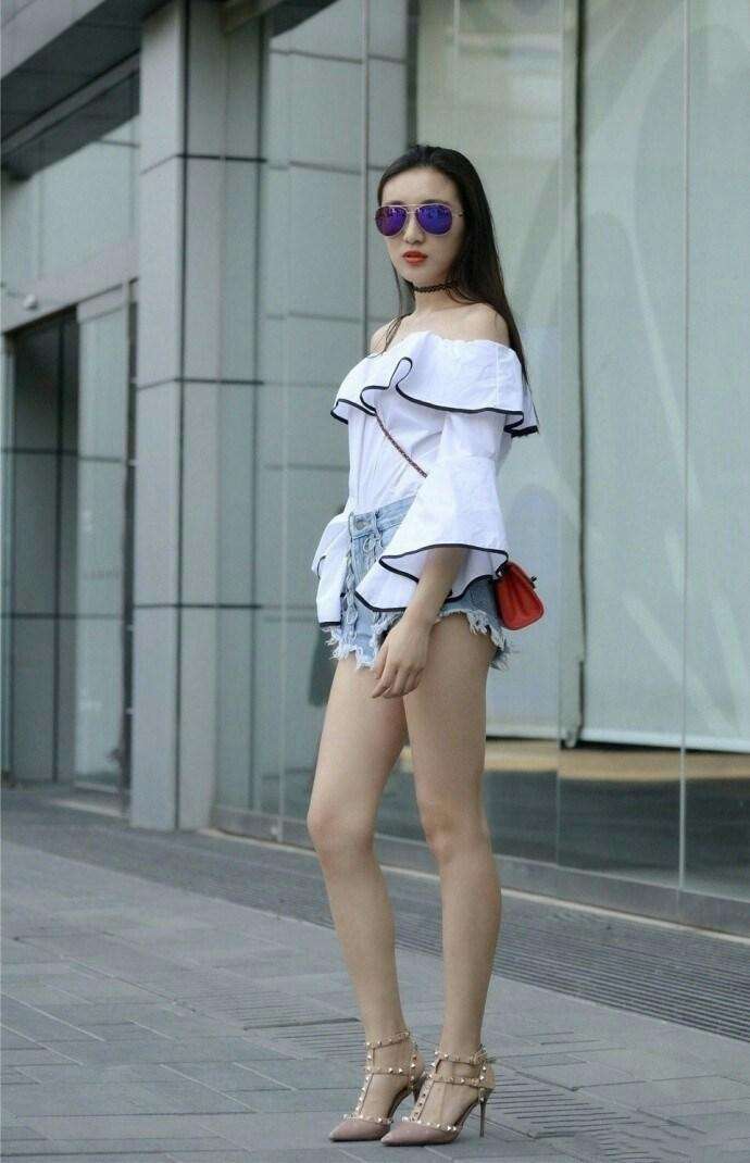 这位时尚小姐姐长相甜美可爱，很有魅力!