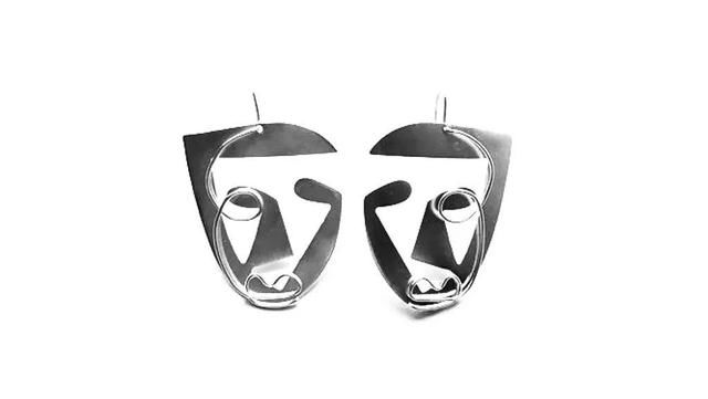 有一种“极简主义”，把女人的身体戴在耳朵上