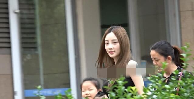 李小璐学校接女儿甜馨放学，37岁素颜出镜气色好到令人羡慕!