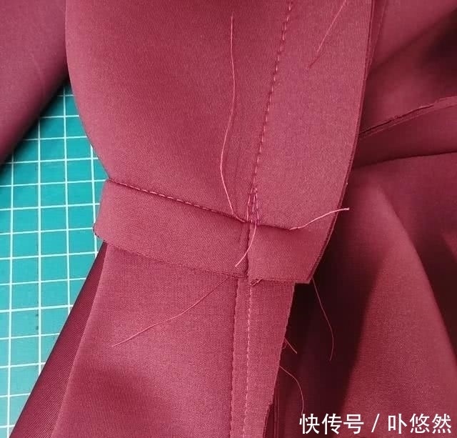  『添加』礼服这样设计才独具一格，原来是从胸前添加褶皱，更加立体有质感