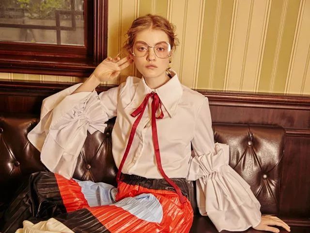 一条丝巾,拯救你无聊的穿搭