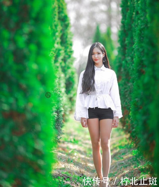  「极具」街拍时尚秀：极具亲和力的微胖美女，给你不一样的美感！