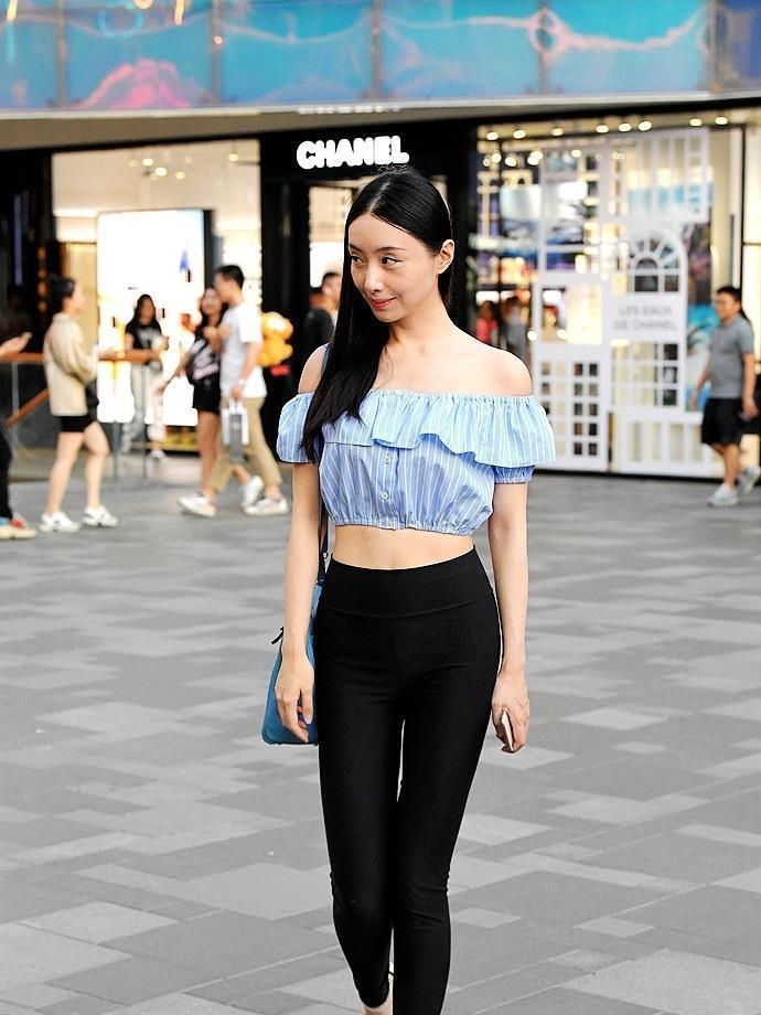 美女■街拍：穿出青春动感的瑜伽裤美女