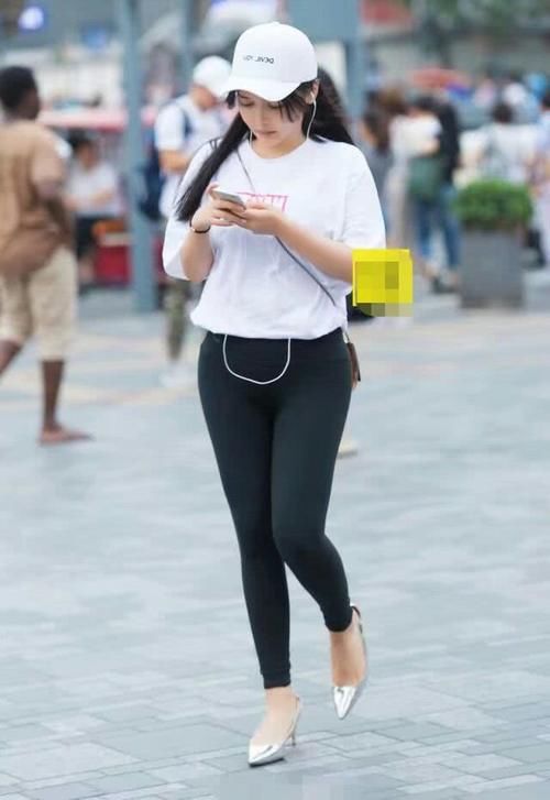 中性风格的紧身打底裤别有一番韵味，是气质型女神首选哦