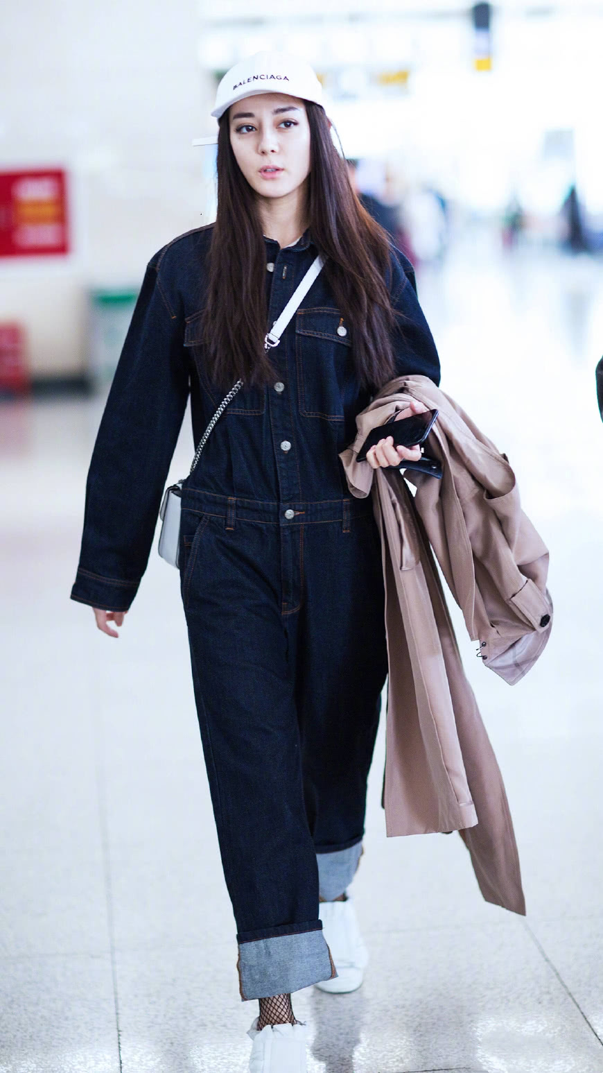 同是工装风搭配，唐嫣大气又惊艳，谭松韵清新，李沁却个性十足