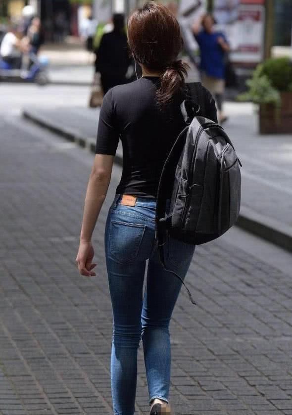 牛仔裤能优化你的腿型，更加凸显小姐姐的韵味身材，让美更简单