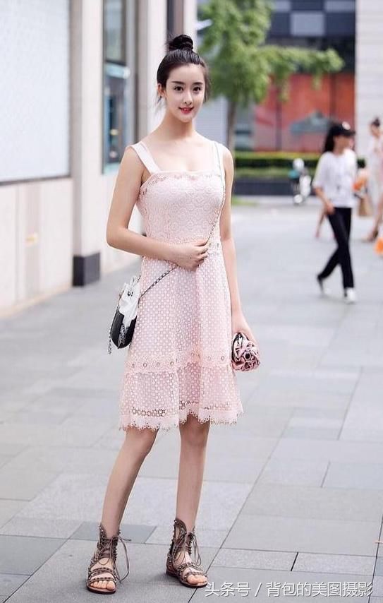 街拍路人，小姐姐一身黑色修身裙，将身材的曲线完美的展现了出来