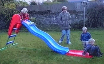 妹子，这裙子也太短了吧，还穿高跟鞋，这下崴脚了，内衣都出来了