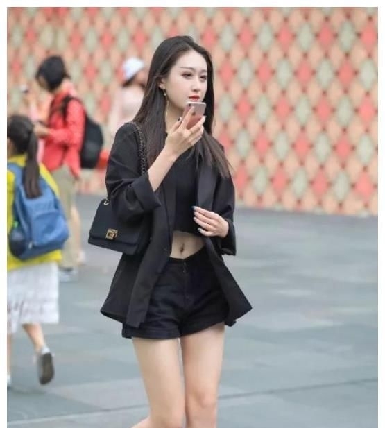 『白皙』街拍:皮肤白皙的小姐姐,一件黑色上衣配黑色短裙,时尚魅力迷人