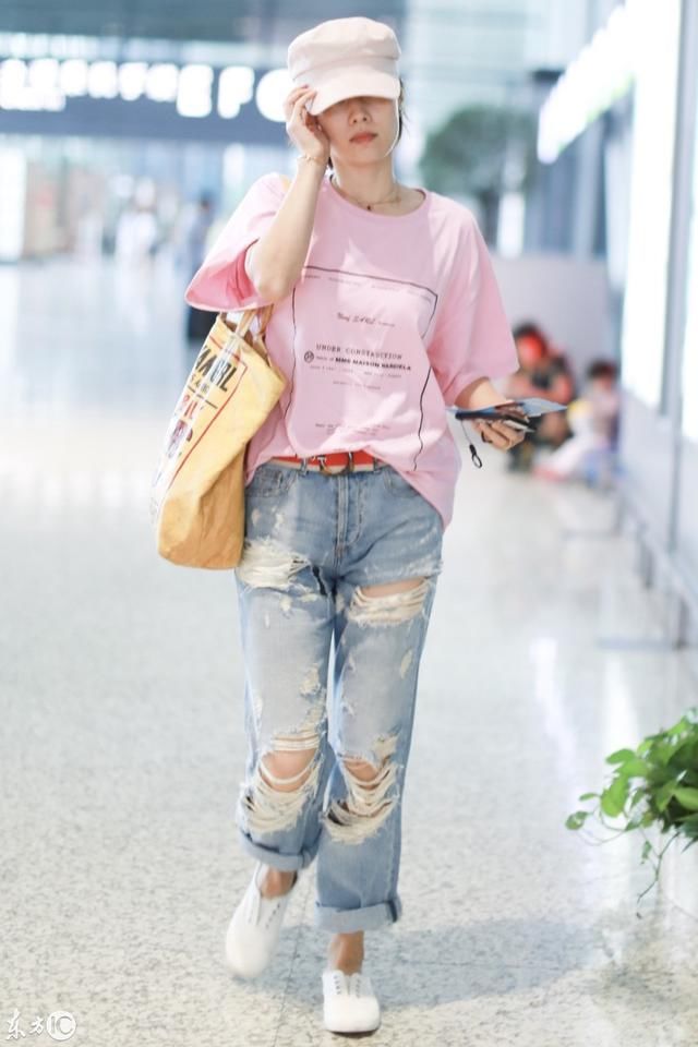 马伊琍现身上海机场，牛仔裤配粉红色T恤青春感十足