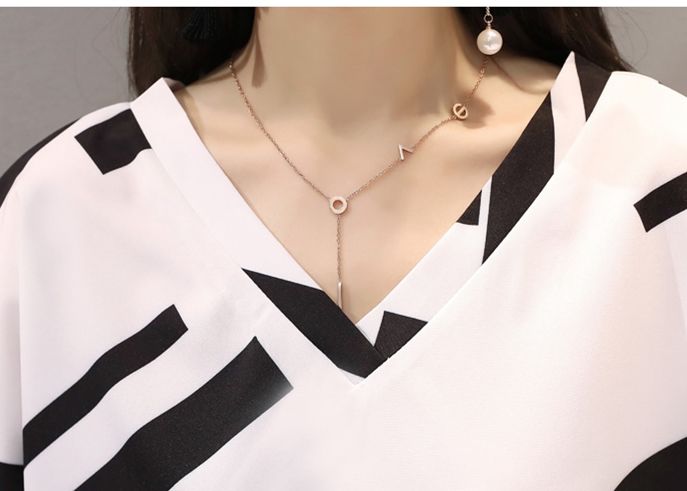 女人脱掉连衣裙，穿上新上市“阔腿套装”，年轻20岁，显气质