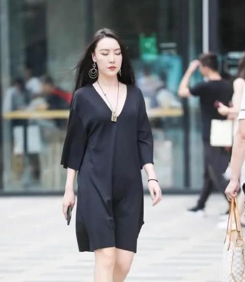  【小姐姐】潮范儿女神来了，街拍：肤白貌美的美女，一条黑色的连衣裙，时尚美丽大方气质