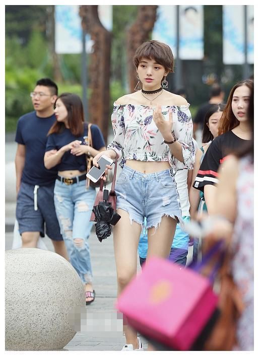 街拍:图六穿半透明长裙，朦胧中的长腿，美的恰到好处!