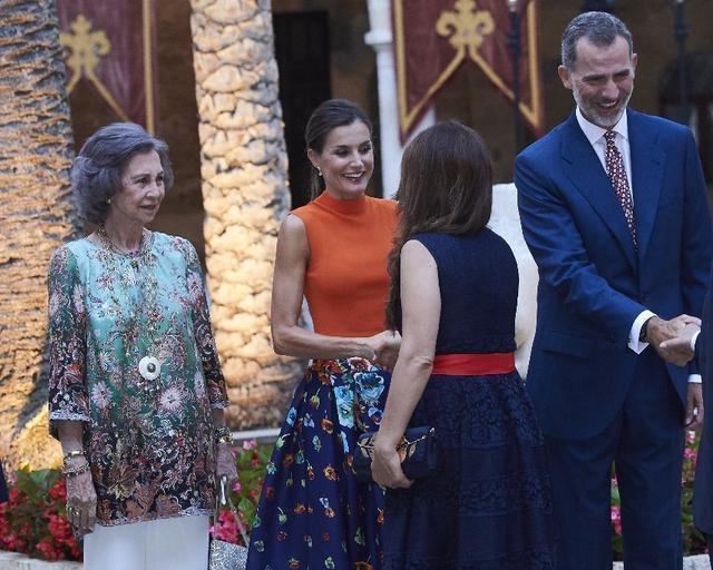 看了莱蒂齐亚王后的高跟鞋，我知道了为什么国王对她死心塌地！