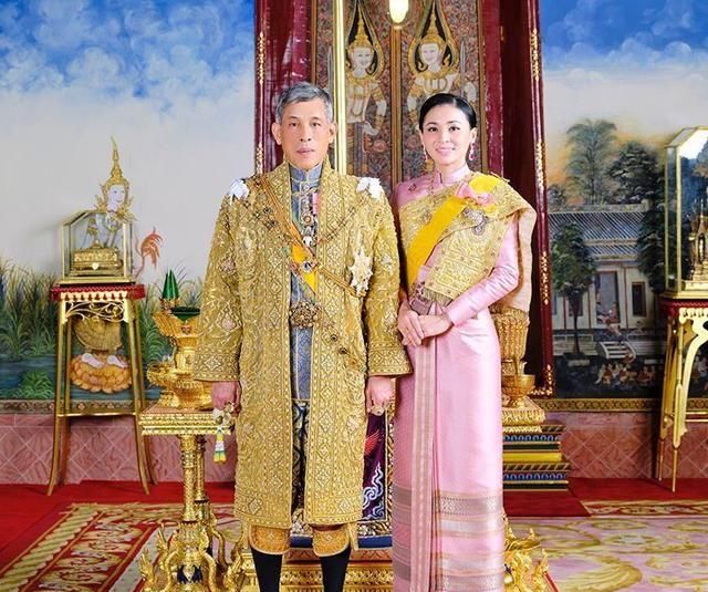  『自晒』泰国王后真聪明！结婚周年自晒卑微照