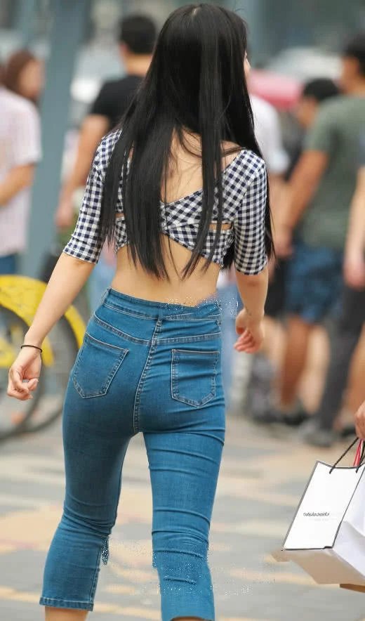 风韵小姐姐露脐装秀马甲线，紧身裤勾出迷人曲线，和男友逛街笑容