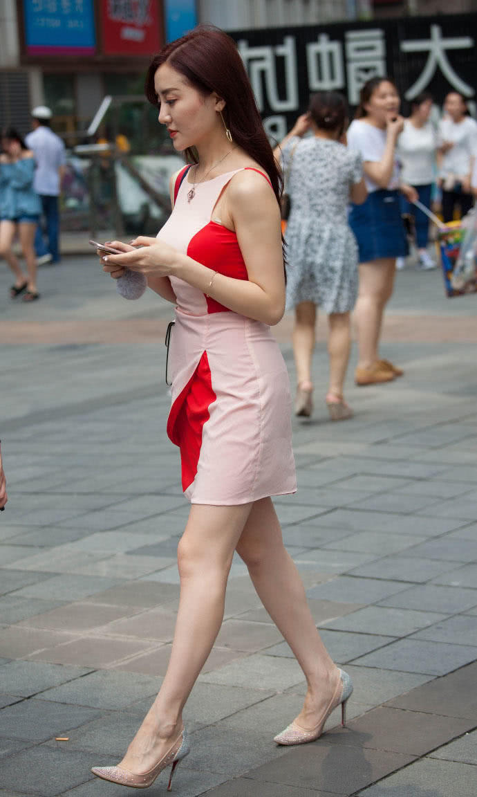 身材娇小皮肤白皙，玲珑妩媚的身段才是重点！