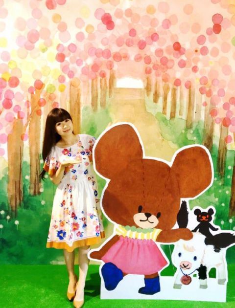 「宛若」被福原爱美到了!穿白色印花连衣裙亮相,齐刘海长发宛若18岁少女