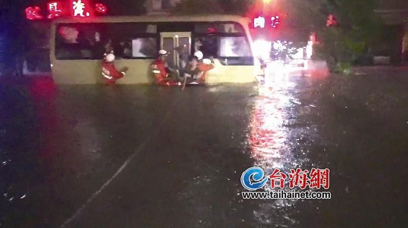 漳州有车辆被淹有人员被困 消防官兵紧急救援铺设安全绳 救出被困人员
