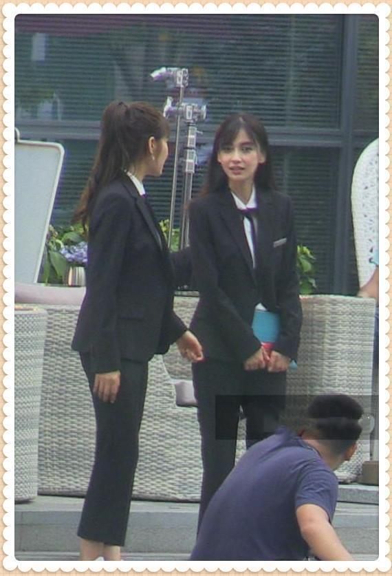 看了杨颖的西装，再看李菲儿，网友直呼：真不敢恭维黄晓明的品味