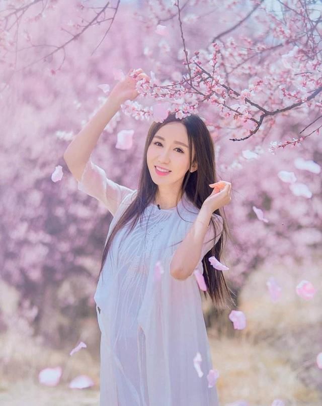 娄艺潇小姐姐@春天到了怎么穿,爱豆街拍穿搭,时尚女孩的穿搭范本!