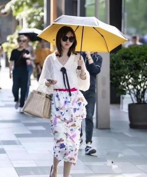  气质：养眼女神街拍：肤如凝脂的美女，一件白色衬衫配半身裙，时尚达人气质