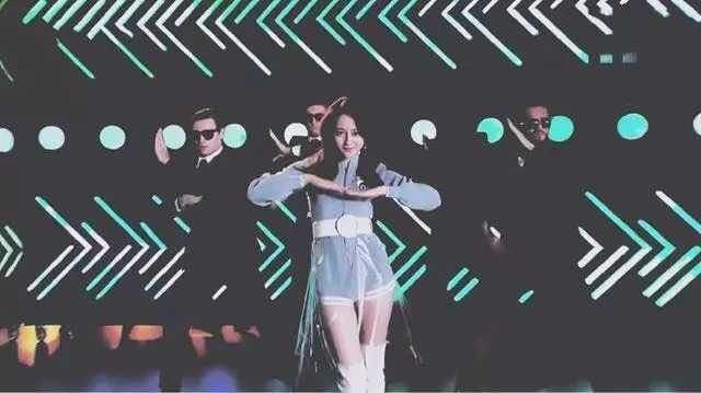 看了94斤的迪丽热巴穿短裤，再看古力娜扎的，说她100斤，我不信