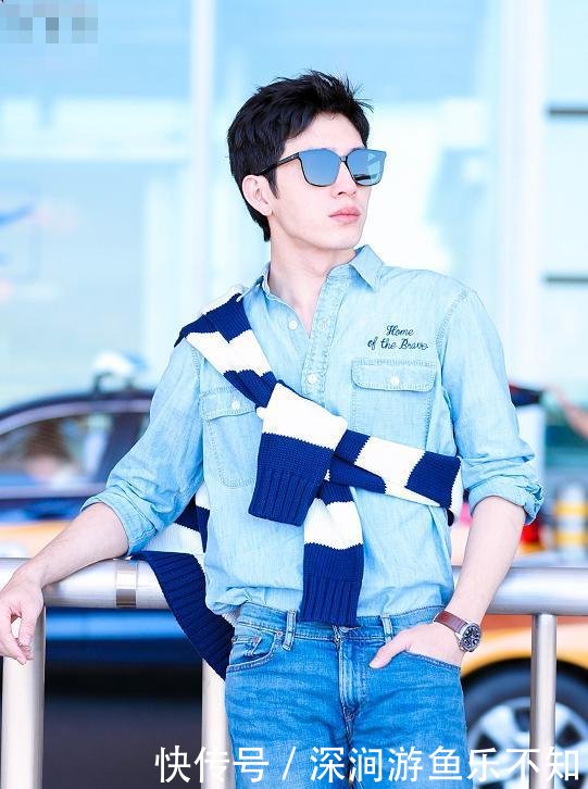 井柏然分手后的机场照,把毛衣系成“包袱”,这种时尚让人叹服!