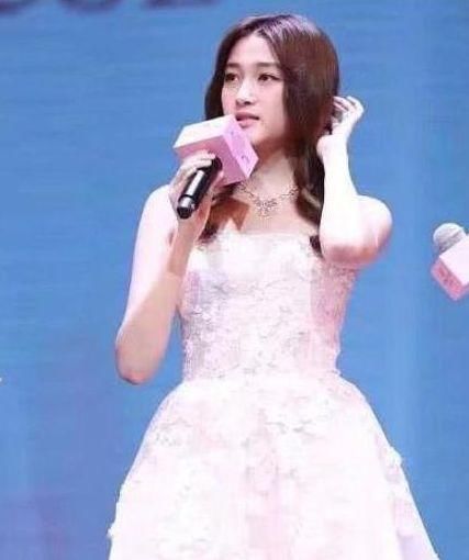 关晓彤和热巴同穿粉色裙子，关晓彤被秒杀，和热巴撞衫没好下场