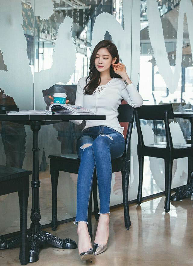 紧身裤让你轻松变身时尚达人，上身更加的显瘦显瘦