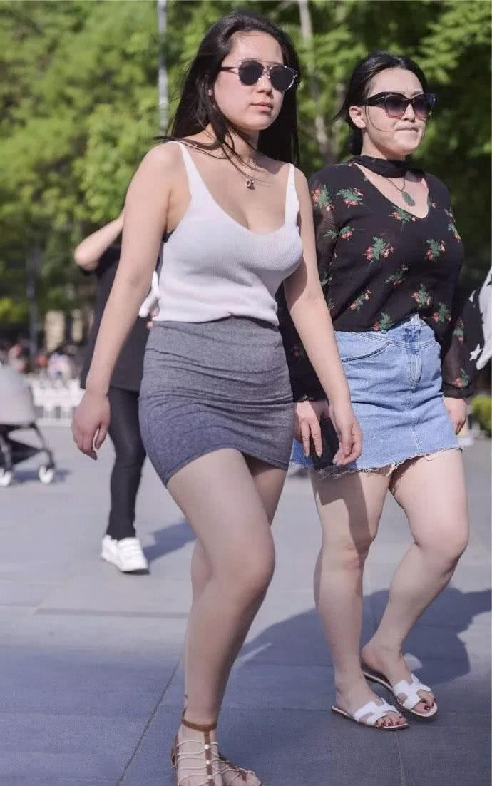 微胖身材的姐妹花，包臀裙尽显圆滑挺翘曲线，摄像小哥看到绷不住