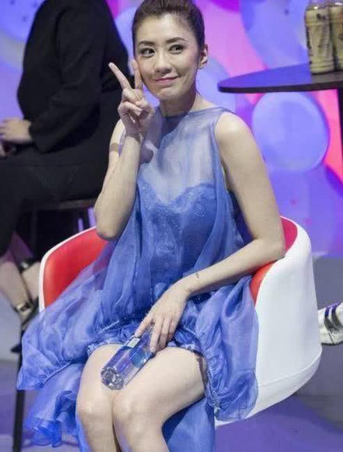 贾静雯穿的这身很美,坐下来用矿泉水瓶防走光,网友:真的很机智