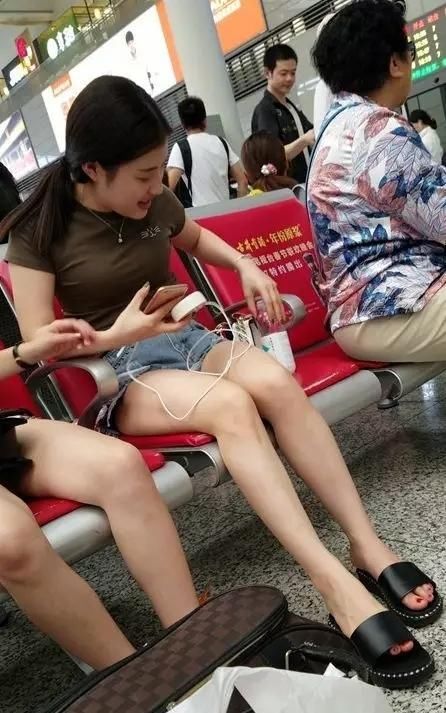 街拍：穿牛仔短裤，很淑女的一位性感美女