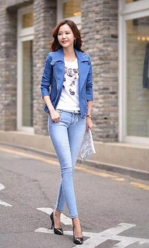 紧身牛仔裤秀出美女，轻松拥有十足的女神范儿