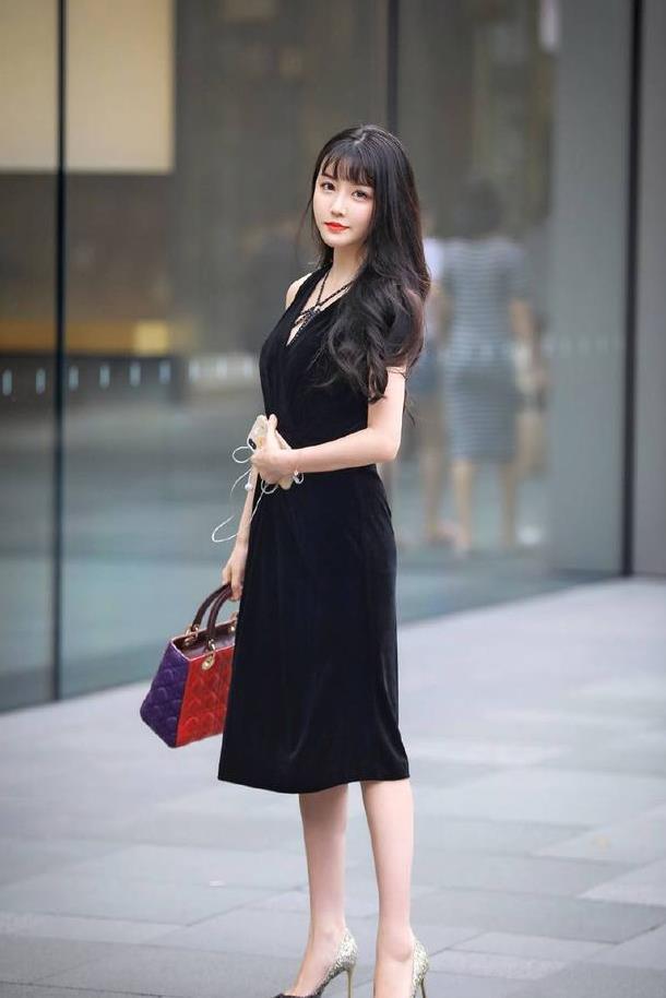 街拍美女:气质美女逛街,浑身散发着迷人的魅力!