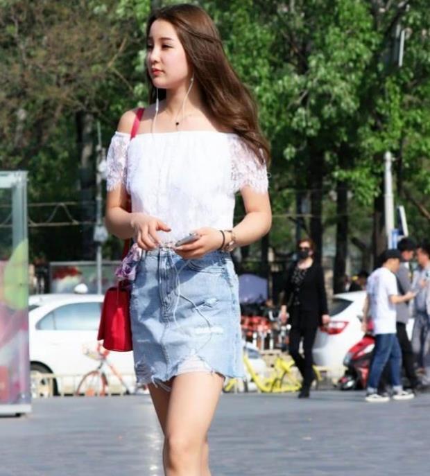 「身穿」街拍:眉清目秀的小美女,身穿连衣裙,时尚唯美气质唯美动人