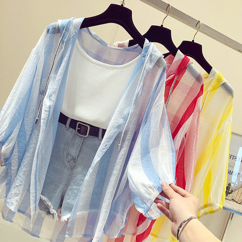 现在女人真大胆，只穿一件小吊带+薄薄一层纱，大方迷人忒惊艳