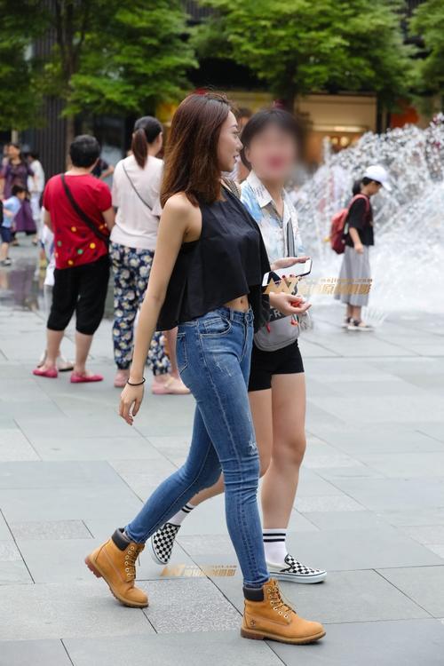 路人街拍，小姐姐的吊带上衣有点宽松，挡不住的好身材