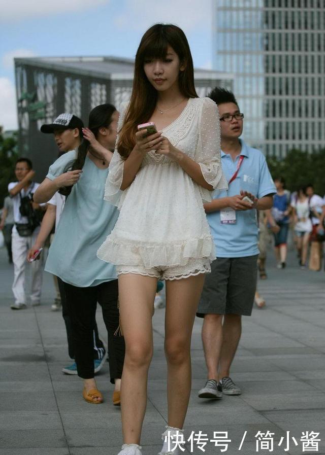 街拍美女：青春秀丽肌肤白嫩，赶快来评分！