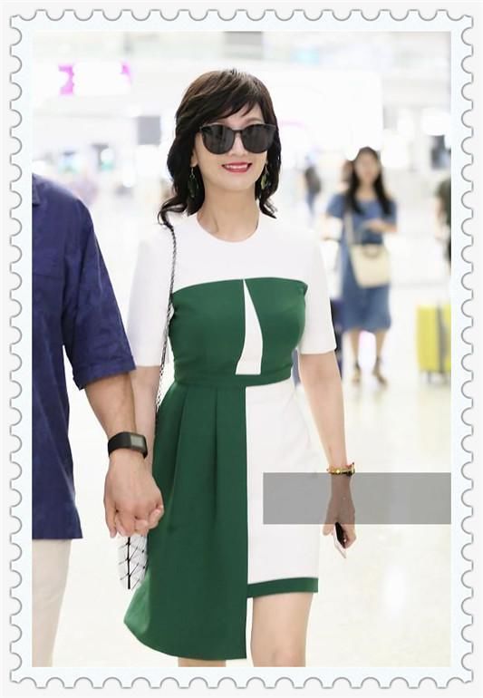 赵雅芝够狠！63岁穿裹胸裙胸下全是腿，这身段比20岁的我还好