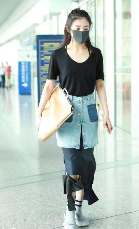 张含韵这造型让人费解，牛仔裙反而当了腰带，下面还藏了条破烂裙