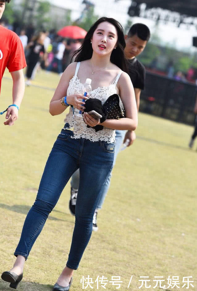 赛场中最美的女拉拉队员，白色镂空小吊带搭配紧身牛仔裤抢了比赛
