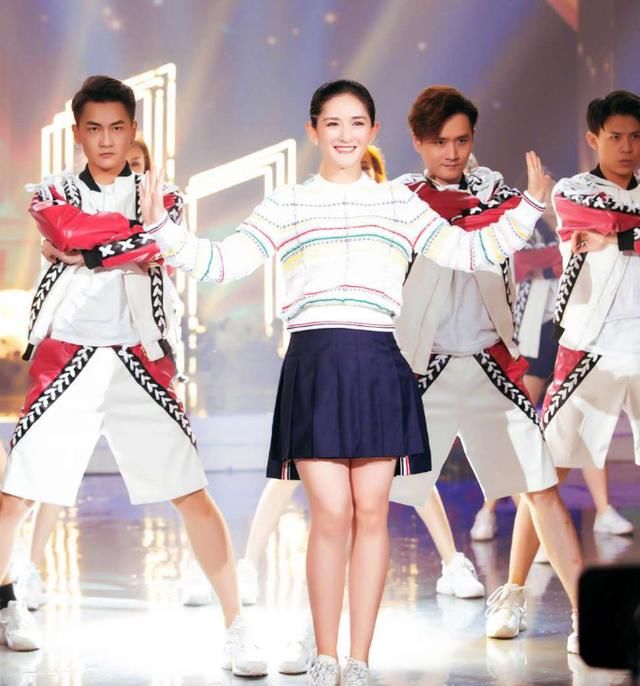 谢娜产后衣品直线下降，这种艳俗花裙大妈都看不上吧？