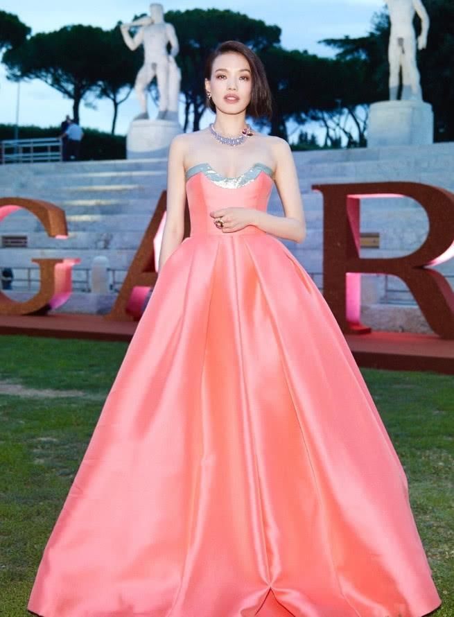 舒淇有多性感?穿上粉色裹胸裙，在一众欧美超模中惊艳四座!