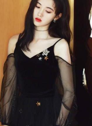 和小四差不多高的鞠婧祎，靠穿衣穿出了1米8的大长腿，这腿比关晓