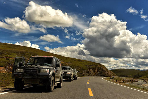 川藏线这么多被遗弃的越野豪车，为什么无人敢开走？原因竟是这样