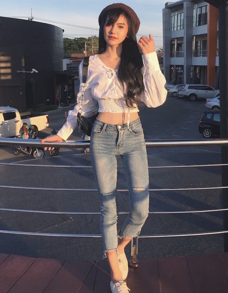 牛仔裤美女拥有独一无二的亮点，十分亮眼睛！