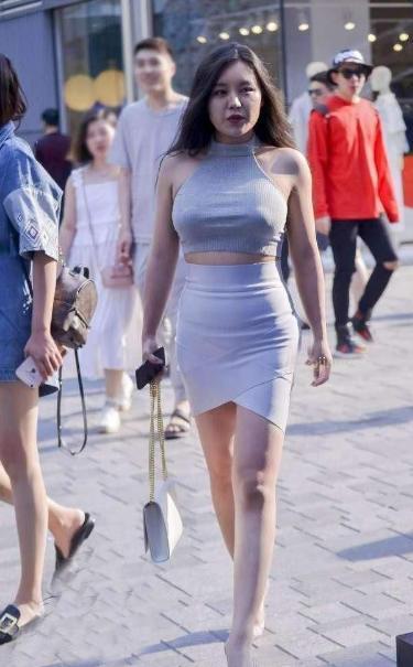街拍：野性的美女也是让人眼前一亮，身材比例匀称凹凸有致！